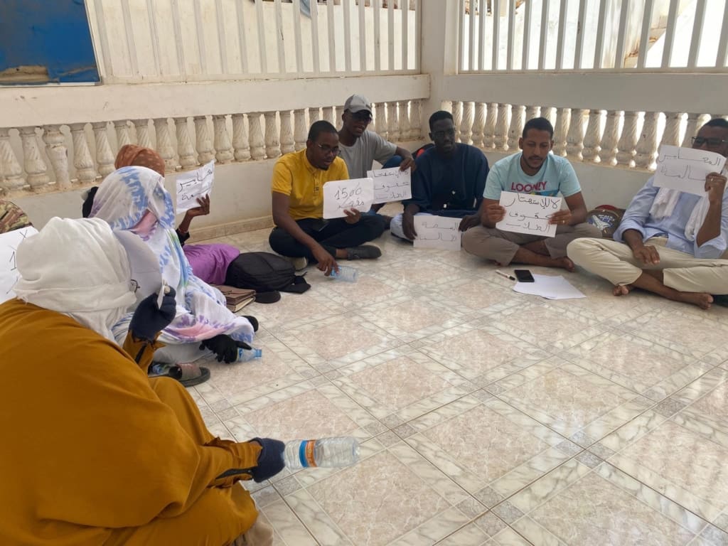 Sit-in d’étudiants devant le ministère pour dénoncer des injustices en matière d’orientations pour l’obtention de bourses 