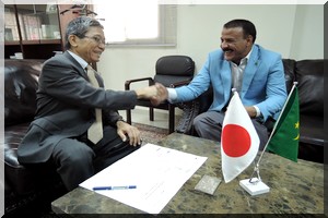 Communique de presse l’ambassade du japon en Mauritanie et la commune de Bareina procèdent à la cérémonie de signature du contrat relatif au « projet d’aménagement de l’école El Varough»