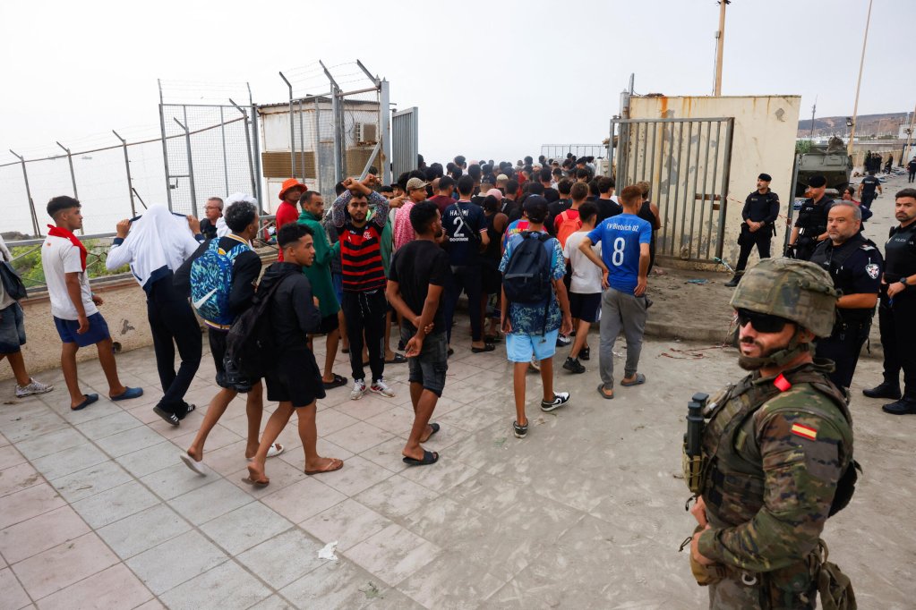 Le Maroc poursuit 25 personnes après l'afflux de migrants vers Ceuta