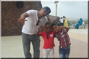 Le fils d'un célèbre artiste très critique vis-à-vis du régime d'Aziz se voit refuser l’enrôlement