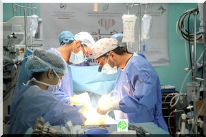 Une équipe médicale Emiratie exerce des opérations à cœur ouvert à l'hôpital Cheikh Zayed 