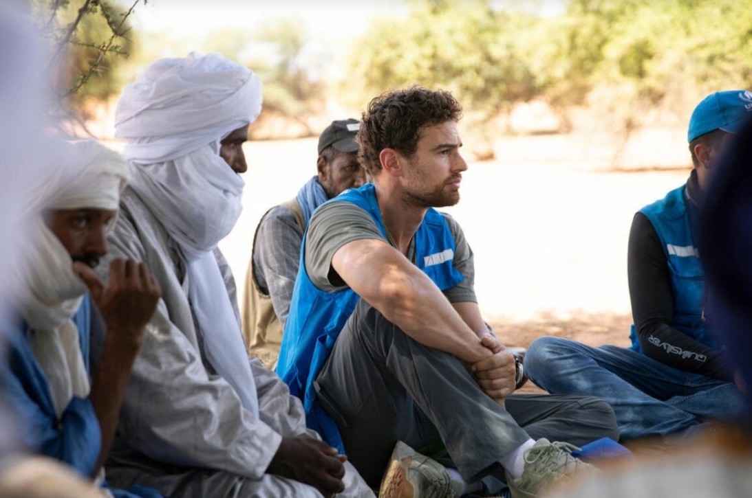 Theo James se rend en Mauritanie pour attirer l'attention sur les défis climatiques auxquels sont confrontés les réfugiés en amont de la COP29 