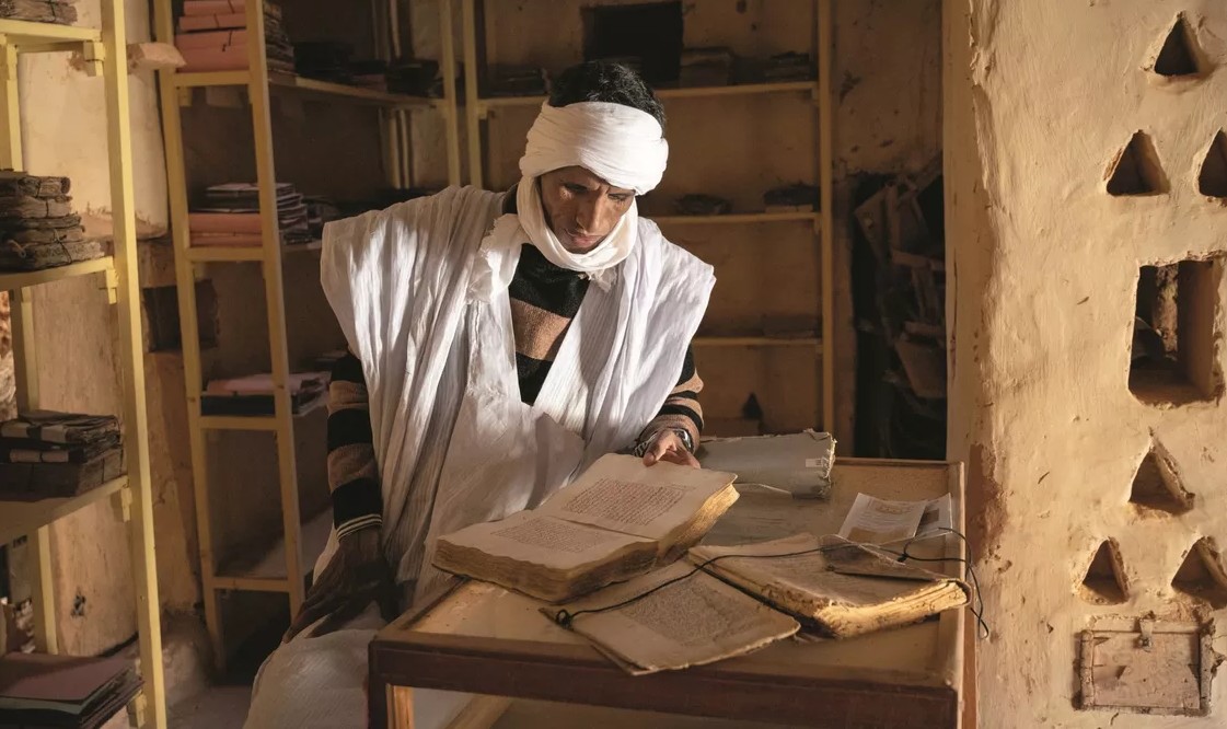 Chinguetti : des milliers d'ouvrages risquent de disparaître, rongés et ensevelis par le sable, alerte Le Figaro