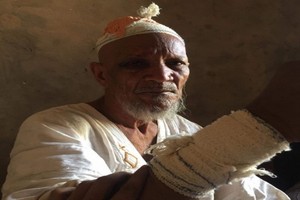 Arafat : un vieil homme poignardé à la tête par le chef d’une bande armée (Photo)