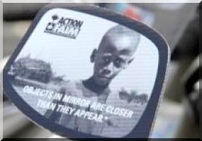 Action contre la faim: la campagne dans le rétroviseur des Vélib - [Vidéo].  