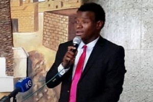 Cheikh Nouh signe son livre « Sur un tapis de moi »