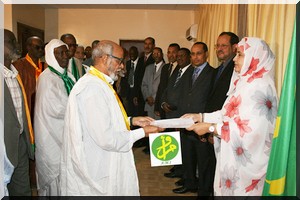 La ministre de la fonction publique, du travail et de la modernisation de l'administration reçoit les cahiers des doléances des centrales syndicales) 