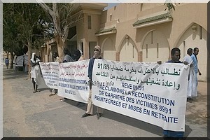 Les victimes de 1989 manifestent devant le palais présidentiel