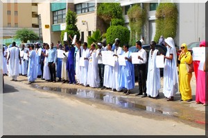 De jeunes activistes protestent devant le ministère de la santé 
