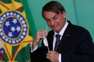 Le président Bolsonaro condamné à 108 dollars d'amende pour non port du masque