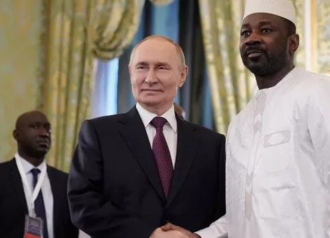 Mali : reçu par Poutine, le chef de la junte affirme vouloir «renforcer» les liens avec Moscou