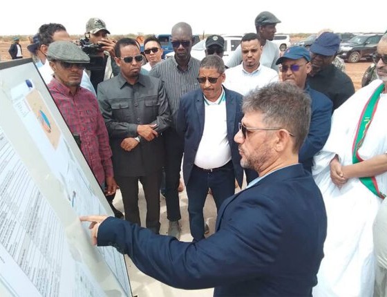 Le ministre de l’Equipement visite la construction de la route Tidjikja-Boumdeid