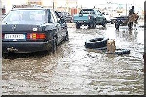 72 heures après une pluie de 35 mm, les habitants de Nouakchott pataugent dan la boue