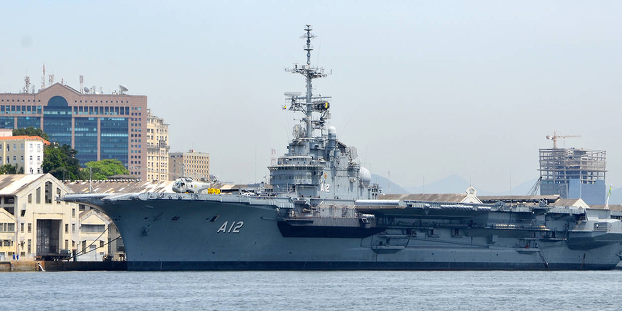 Un vieux porte-avions brésilien se dirige vers sa dernière demeure en Mauritanie