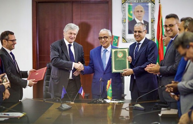 Mauritanie/France : signature d’un accord de prêt pour financer un projet de 10 centrales solaires