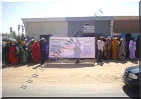 Les non permanents manifestent devant la Primature. 