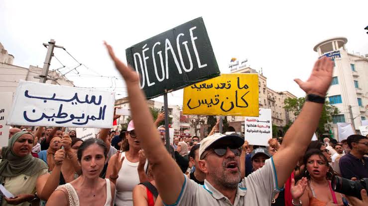 Tunisie: à Tunis, des milliers de personnes manifestent contre le pouvoir