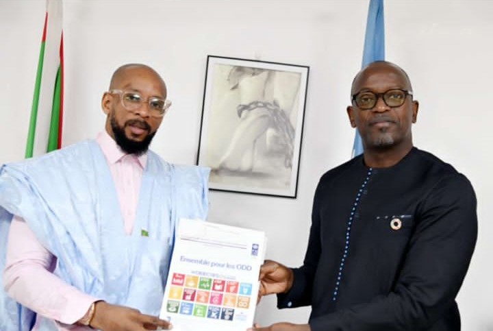 La star mauritanienne Aziz Fashion reçue par Monsieur Mansour Ndiaye, Représentant résident du PNUD en Mauritanie