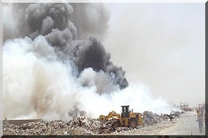 Elmina : les ordures en feu polluent l’atmosphère